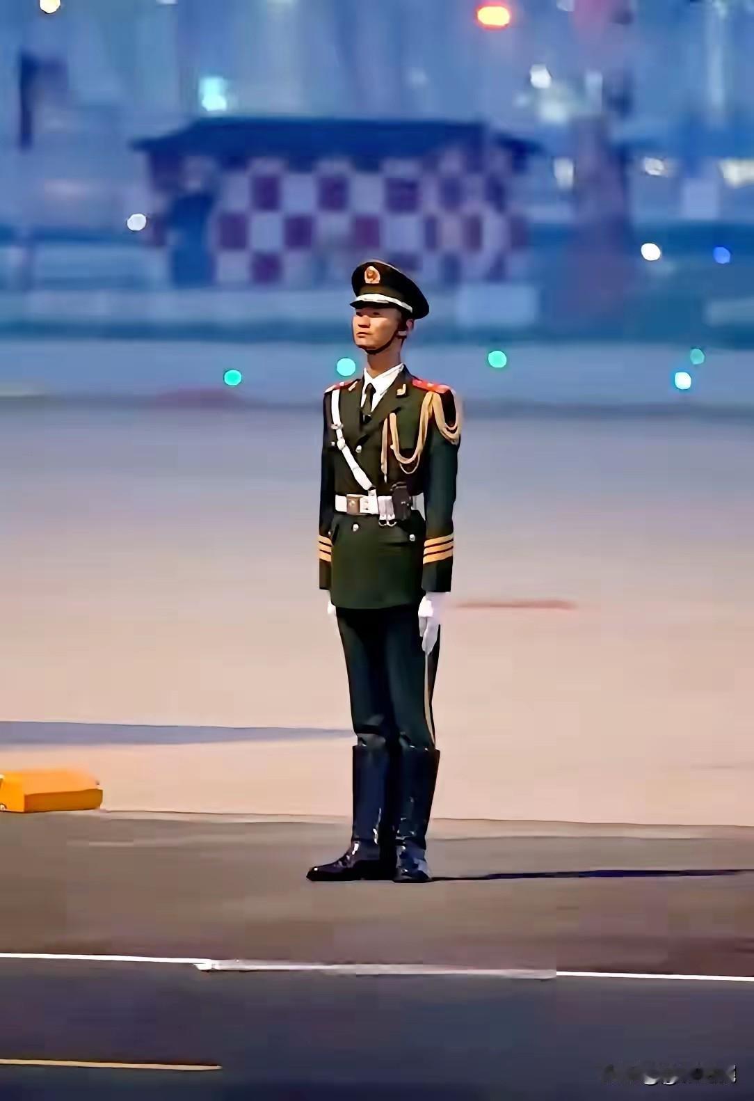 这个镜头火爆外网！就是国人自己也无不惊叹！在轰鸣的美国“空军一号”前，我们的一名