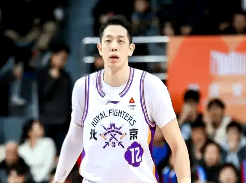 哨声落下时，记牌面的人只记得87-81，北控赢了，就急着扣一句“差距一目了然”。