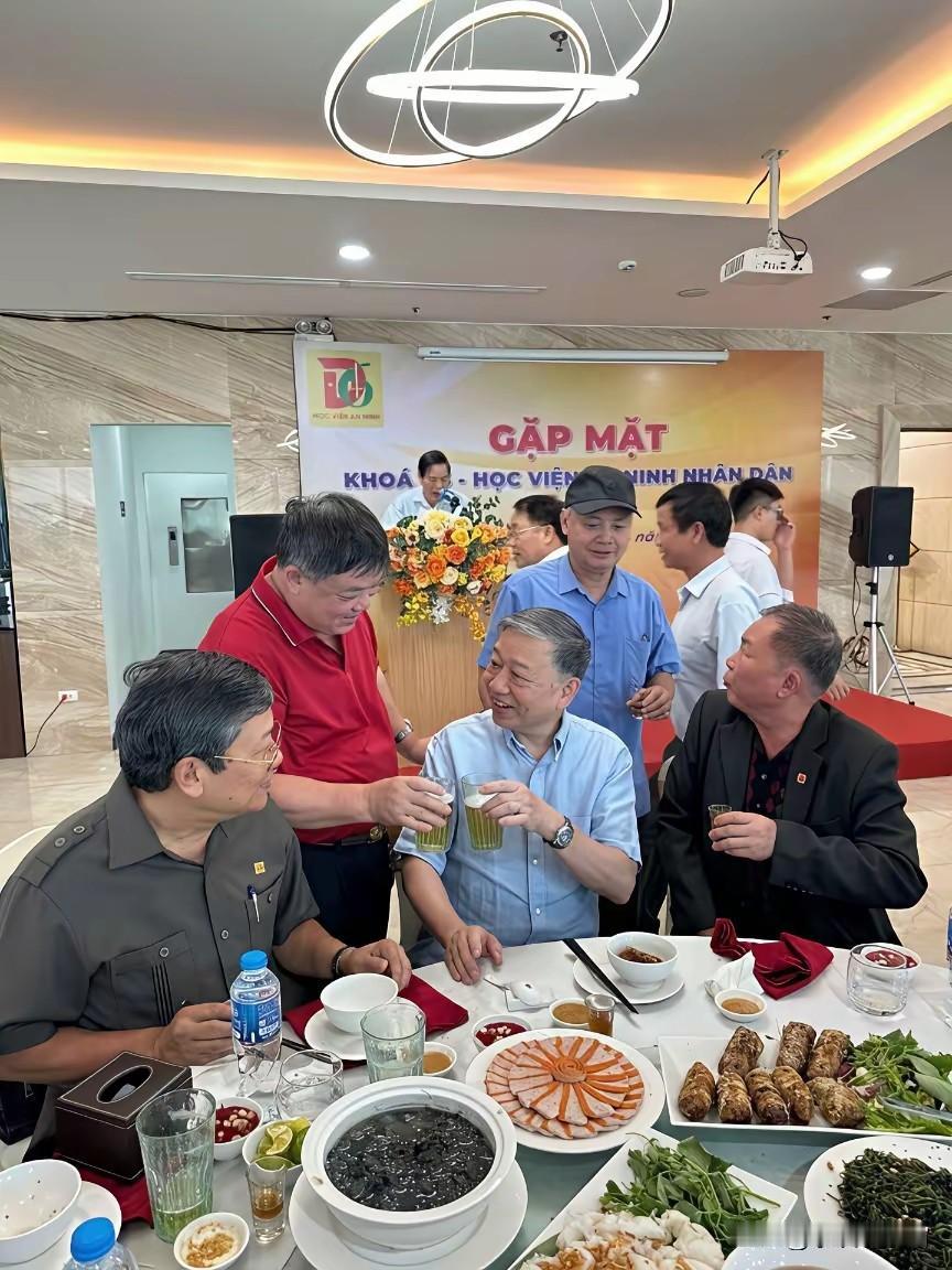 越南领导人的午餐很低调。博主觉得这才是真正的工作餐，桌子上的饭菜很普通，但是