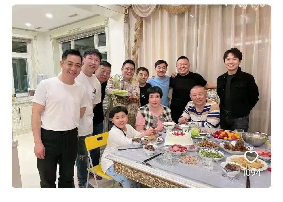 郭麒麟在家吃饭没坐？郭德纲晚上终于正式解释这个事件。首先，这个事情是岳云鹏挑的