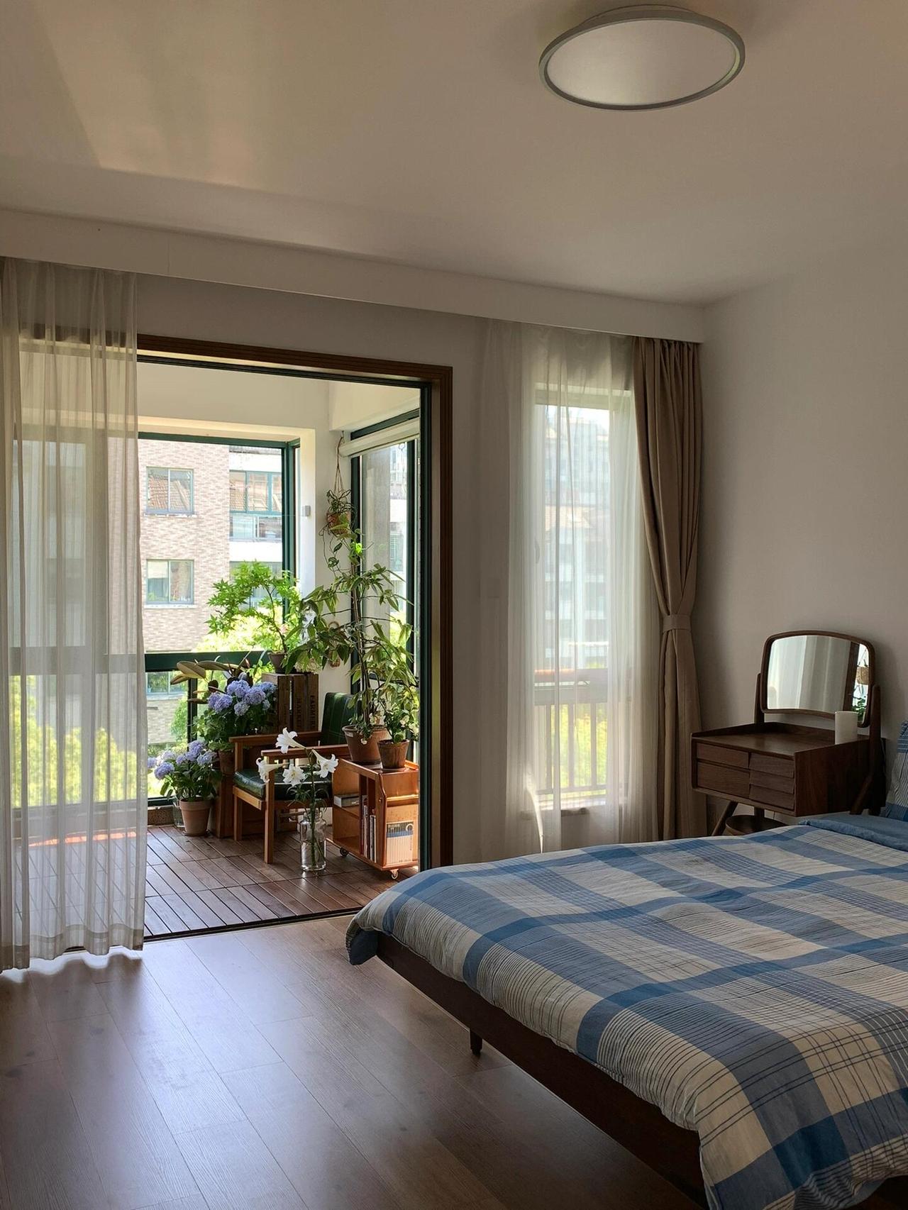 好有生命力的家！浙江有位女子晒出自己家的照片，她秉持极简生活理念，客厅里没有多余