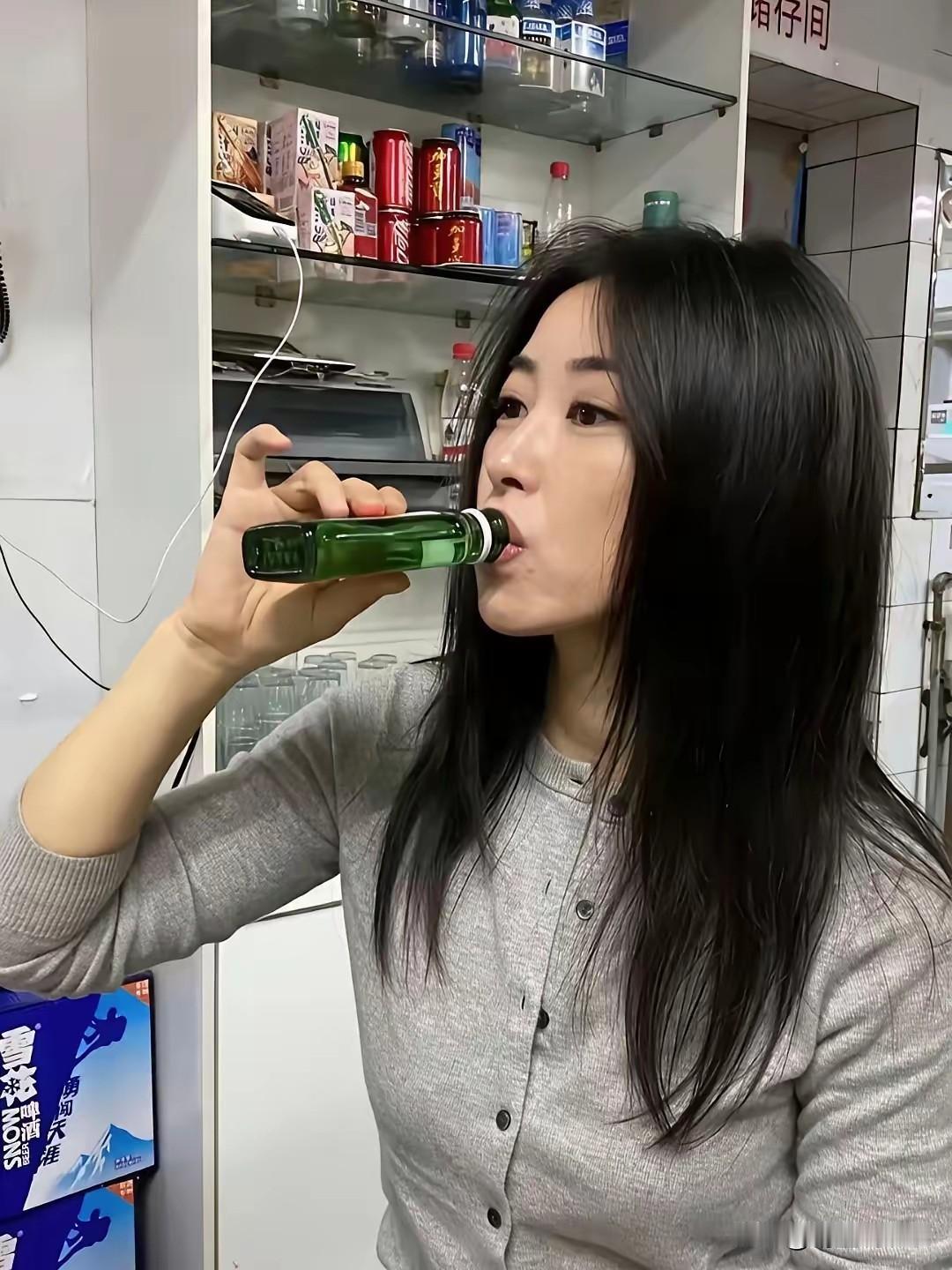 在小饭馆豪饮二锅头的朱珠率性洒脱，和平日镜头里那个风情万种性感妩媚的女神形象大
