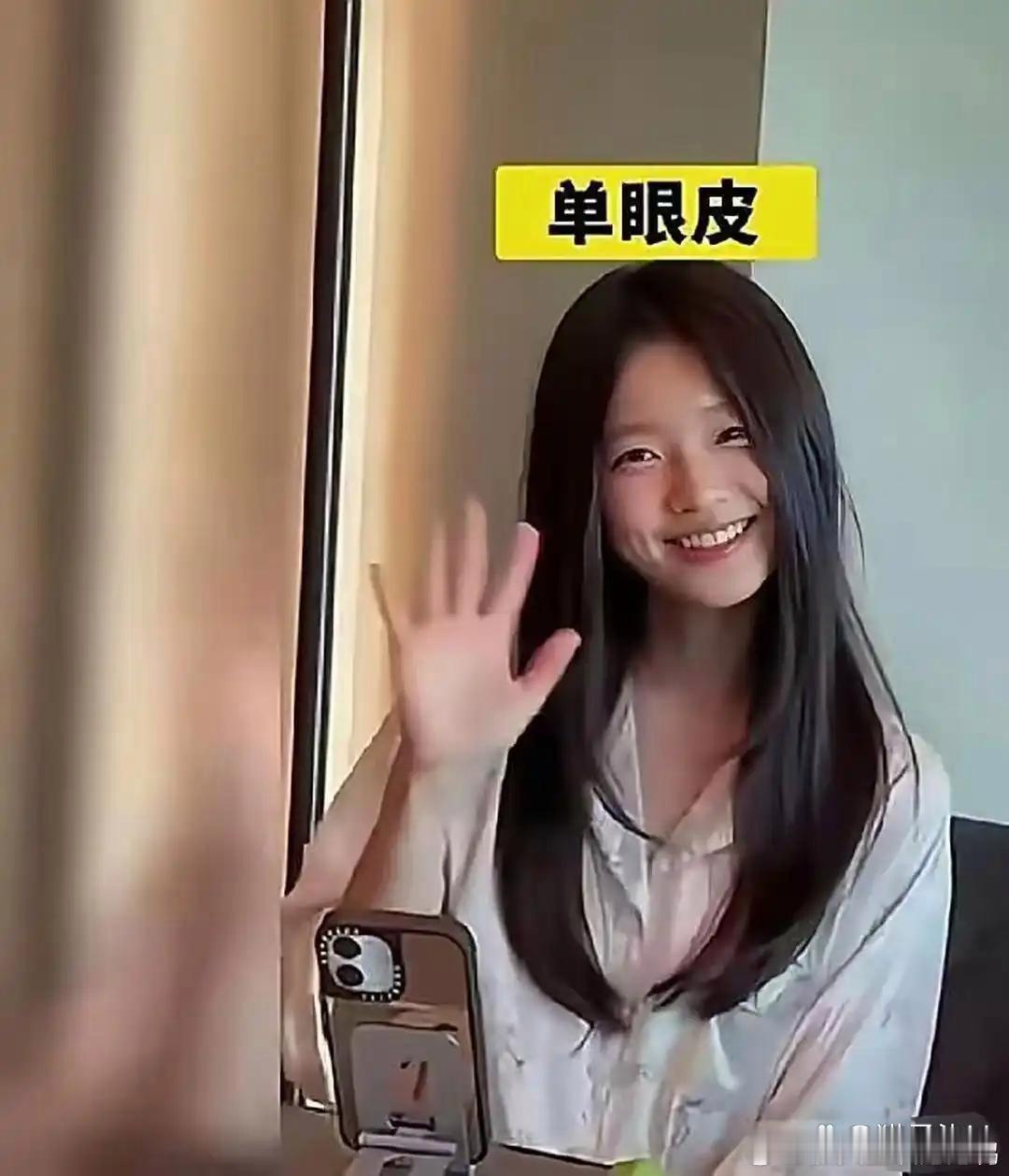 大S女儿也开始直播了，开心地和粉丝打招呼，镜头感很不错。笑起来脸颊上有两个明显的
