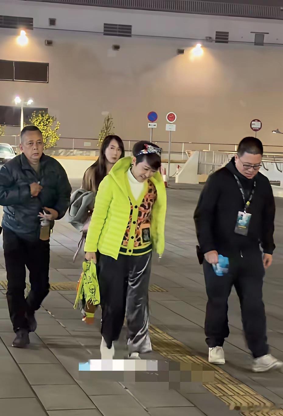 张学友香港演唱会上偶遇谢霆锋妈妈拉姑，74岁的人像50。头戴发箍，身穿荧光绿羽绒