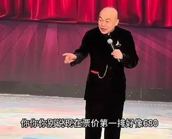 程野在台上正演得欢，后排突然有人吼一句票太贵。他立马停住，冲那边摊手：别冲我，