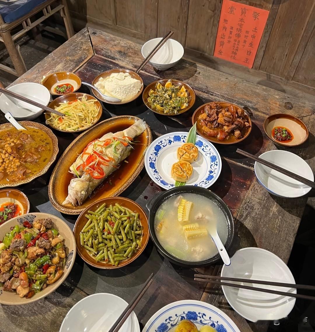 秋日生活打卡季一家人简简单单，一起又说有笑的吃个饭。