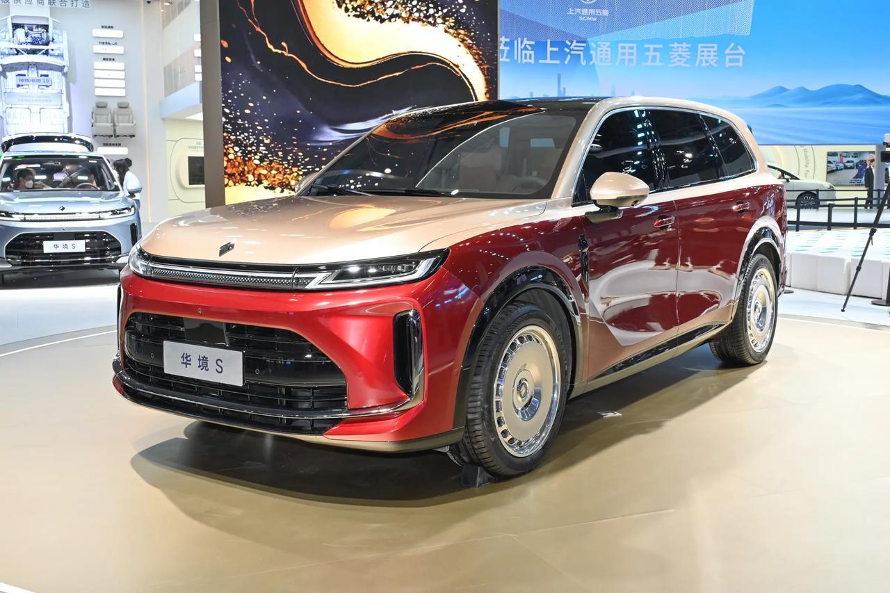 设计与定位华境S在外观设计上充分展现了现代美学与未来科技的结合。流线型的车身设