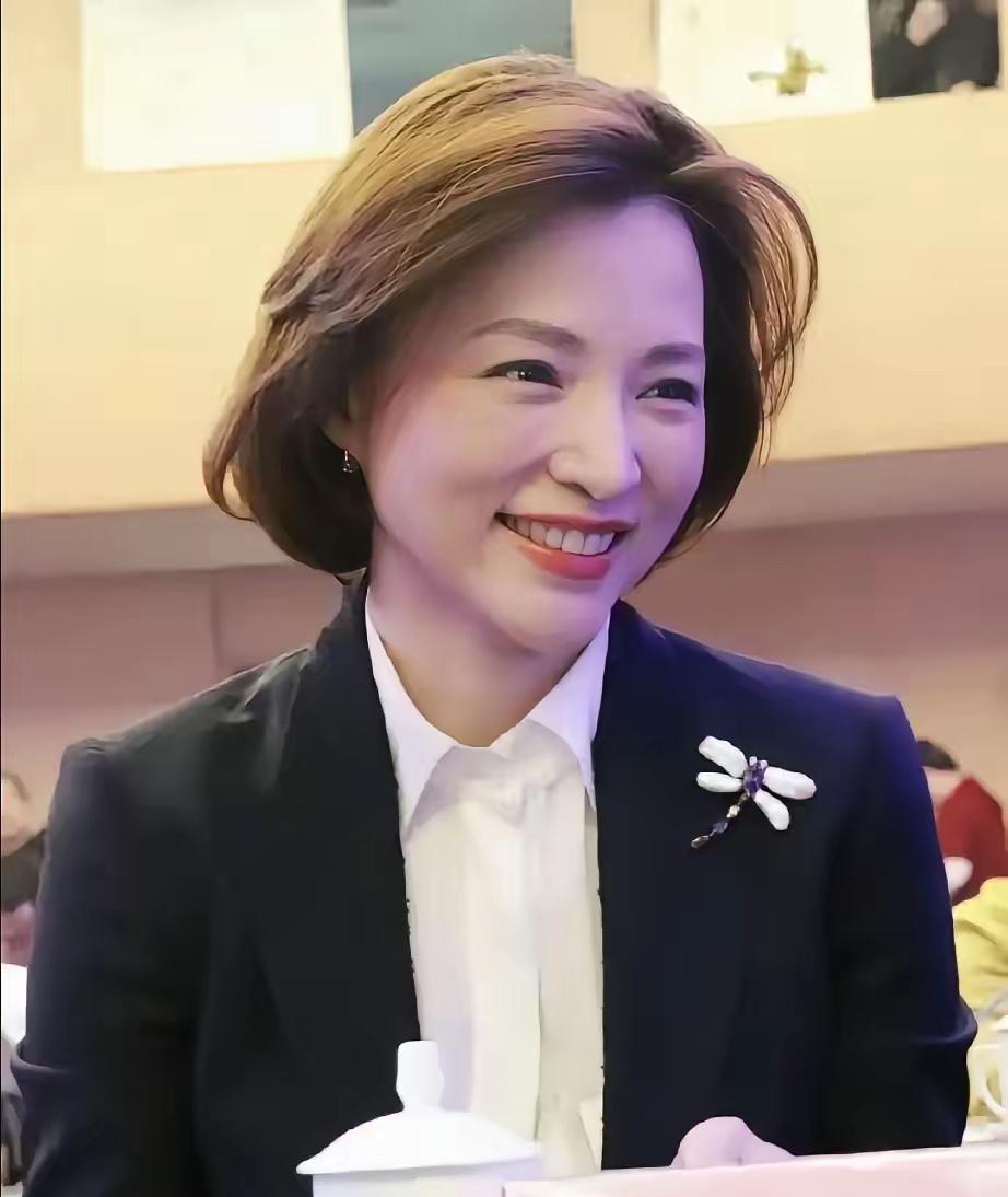 今年春天，董卿送走了患癌7年的母亲。同时，她的丈夫、百亿富豪密春雷，已经失联3年
