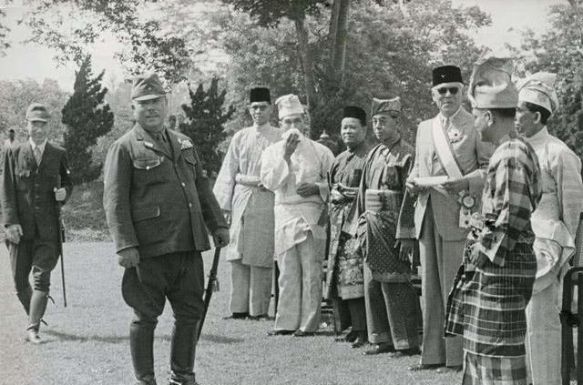 1944年初，盟军开始在太平洋展开全面反攻。东条英机在内外交困下，被迫于7月辞职
