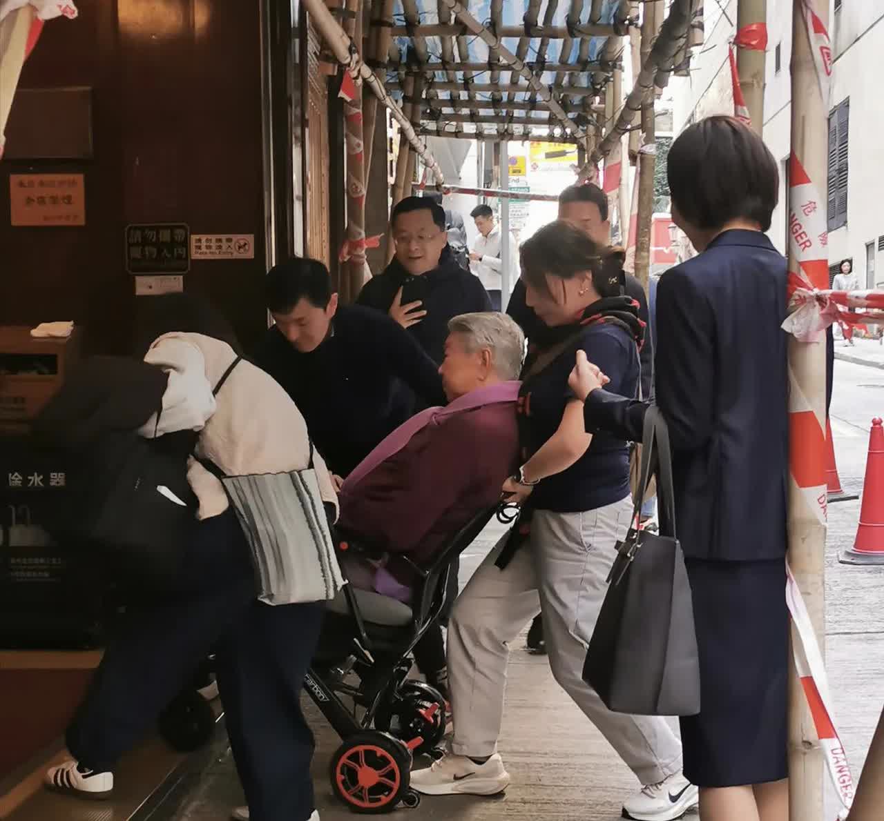 蔡澜生前照片曝光！因为摔伤，他行动不便，坐在轮椅上，身边跟着6个工作人员，保姆帮