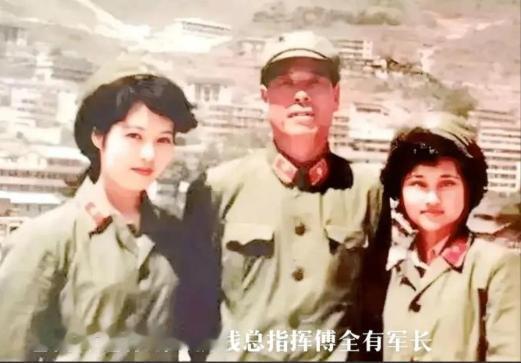 这是老山战役时，著名的傅全有将军与两名漂亮女兵的合影，可令人万万没想到的，是这两