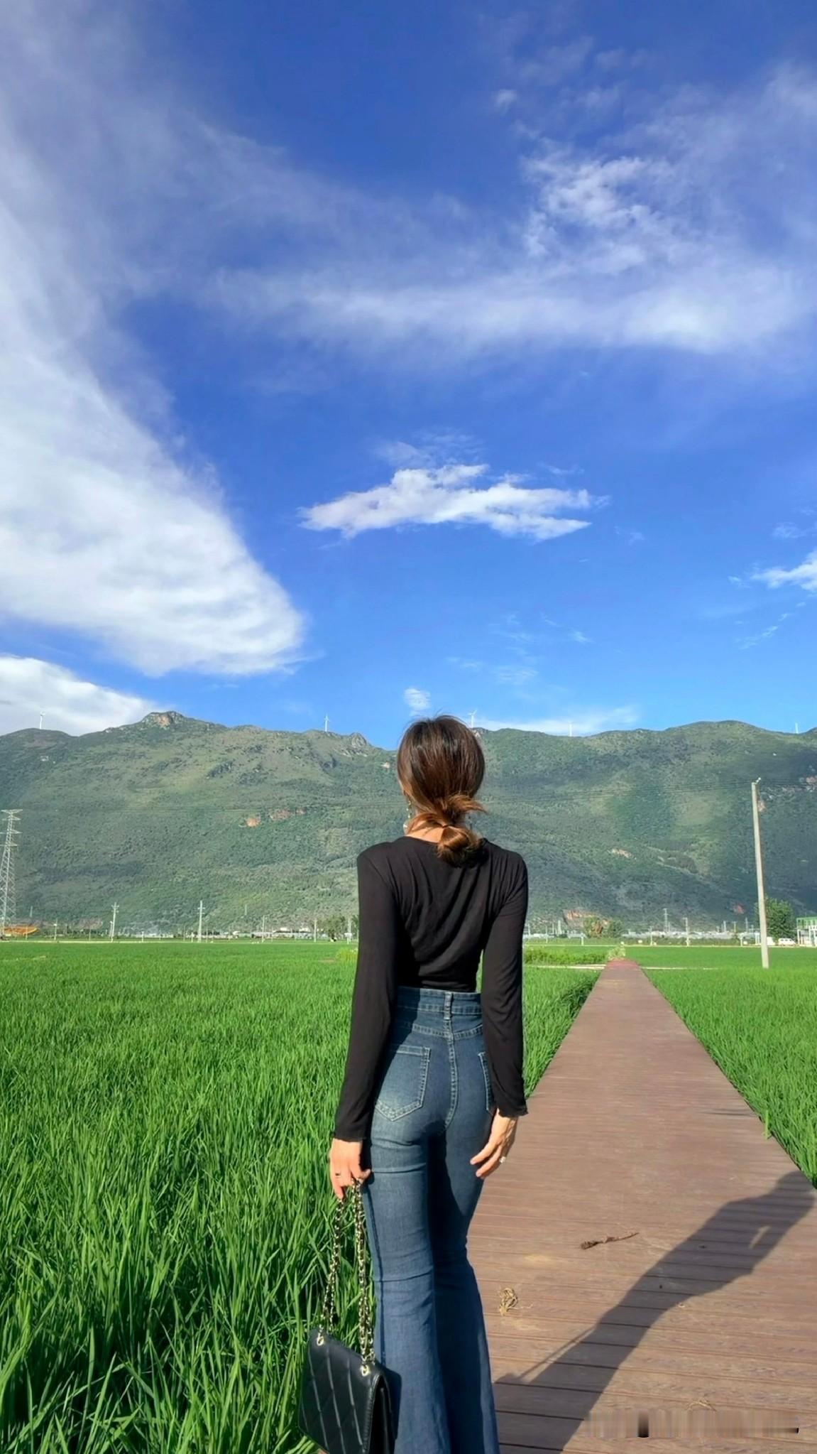 【稻田木栈道·黑衣牛仔裤背影】她转身那刻，路人手机差点掉地上——不是风景太美，是