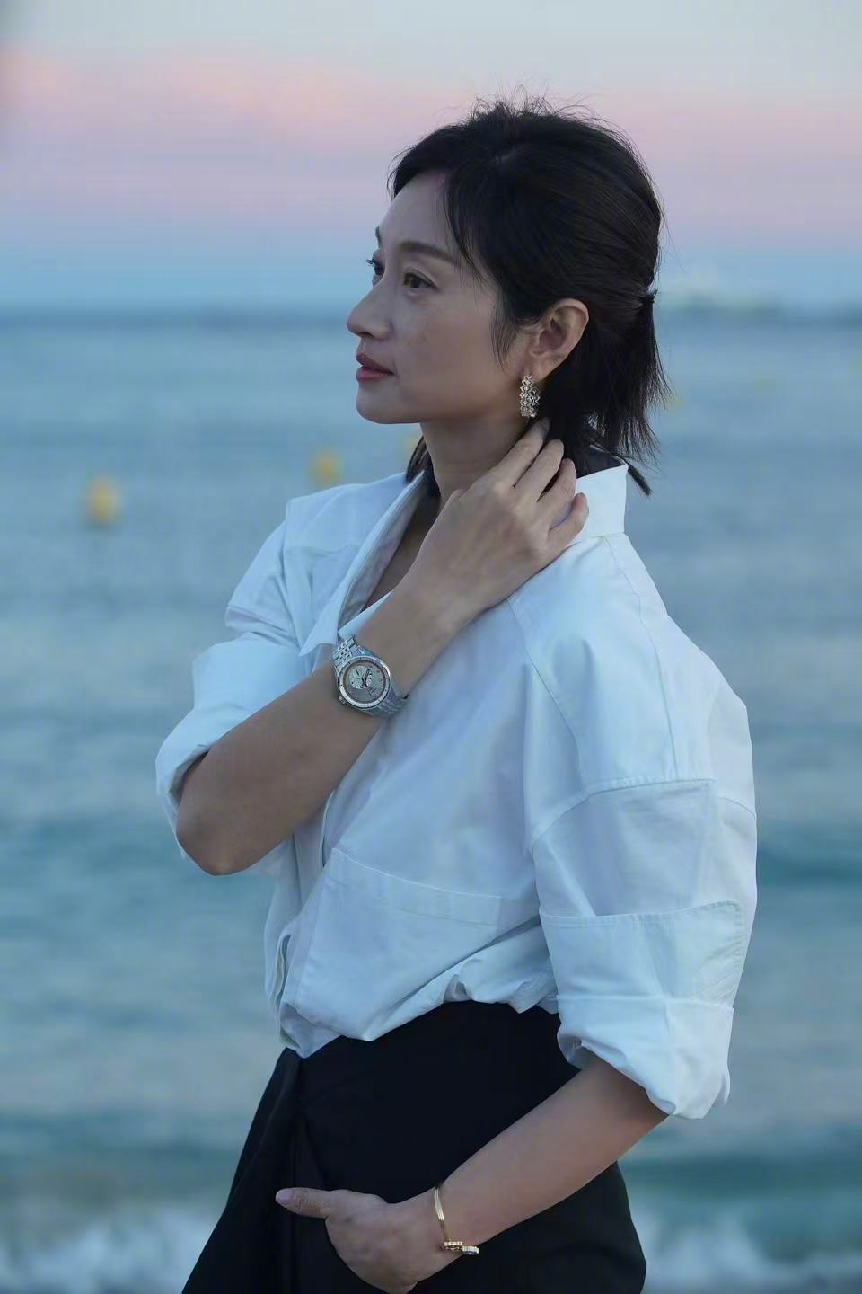亮相第79届戛纳电影节《无名女孩》首映的演员沈佳妮，身穿Givenchy202