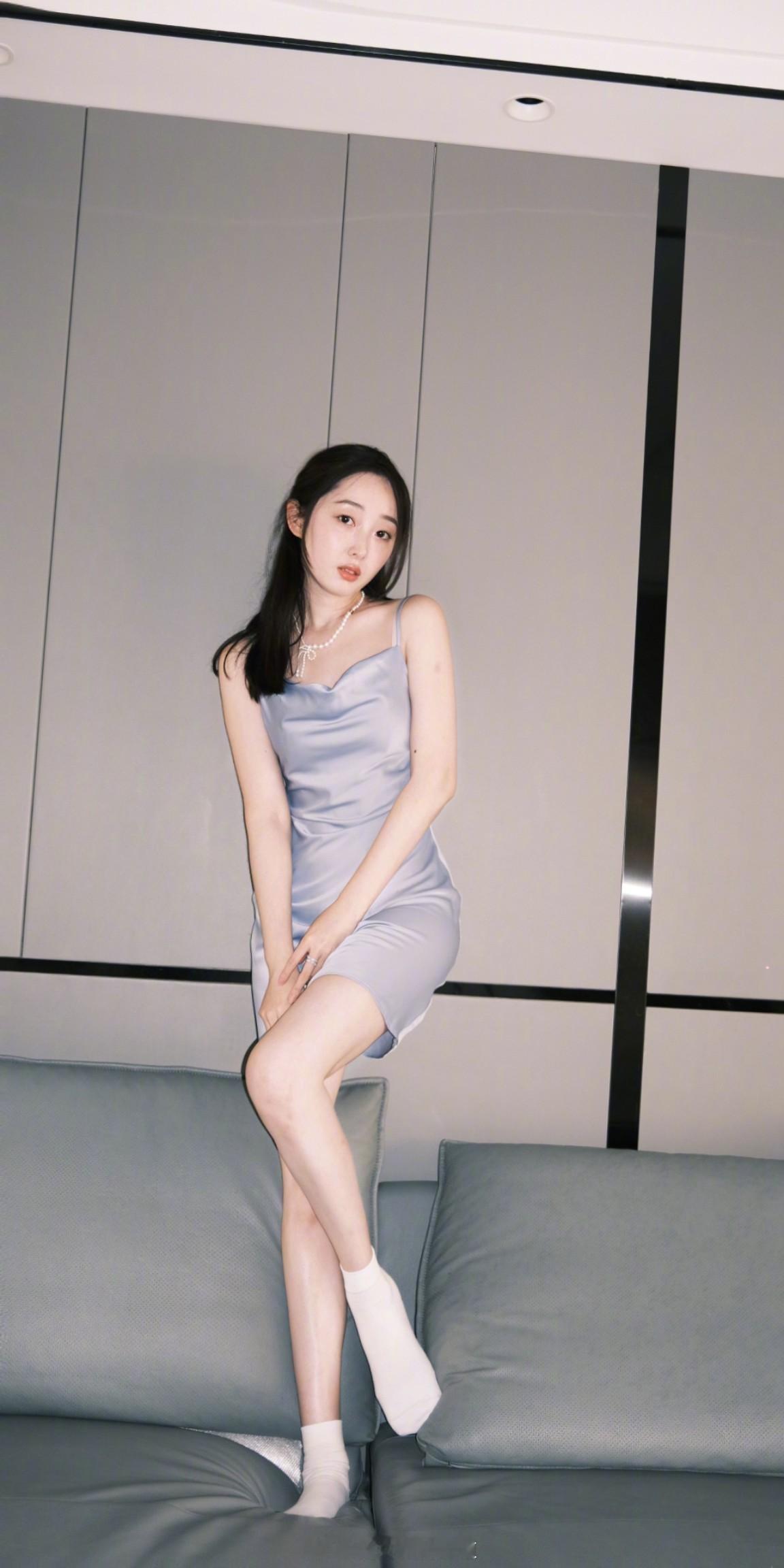 蒋梦婕旗袍麻花辫​​​