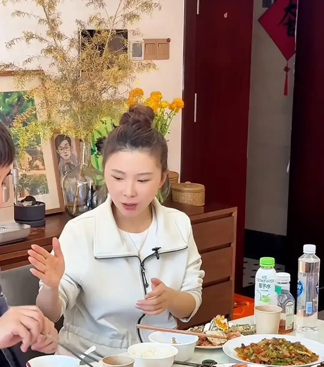 何可欣坐在我对面啃红姐做的酱肘子，筷子没停过。小凤的客厅挤了十来号人，灯暖得像