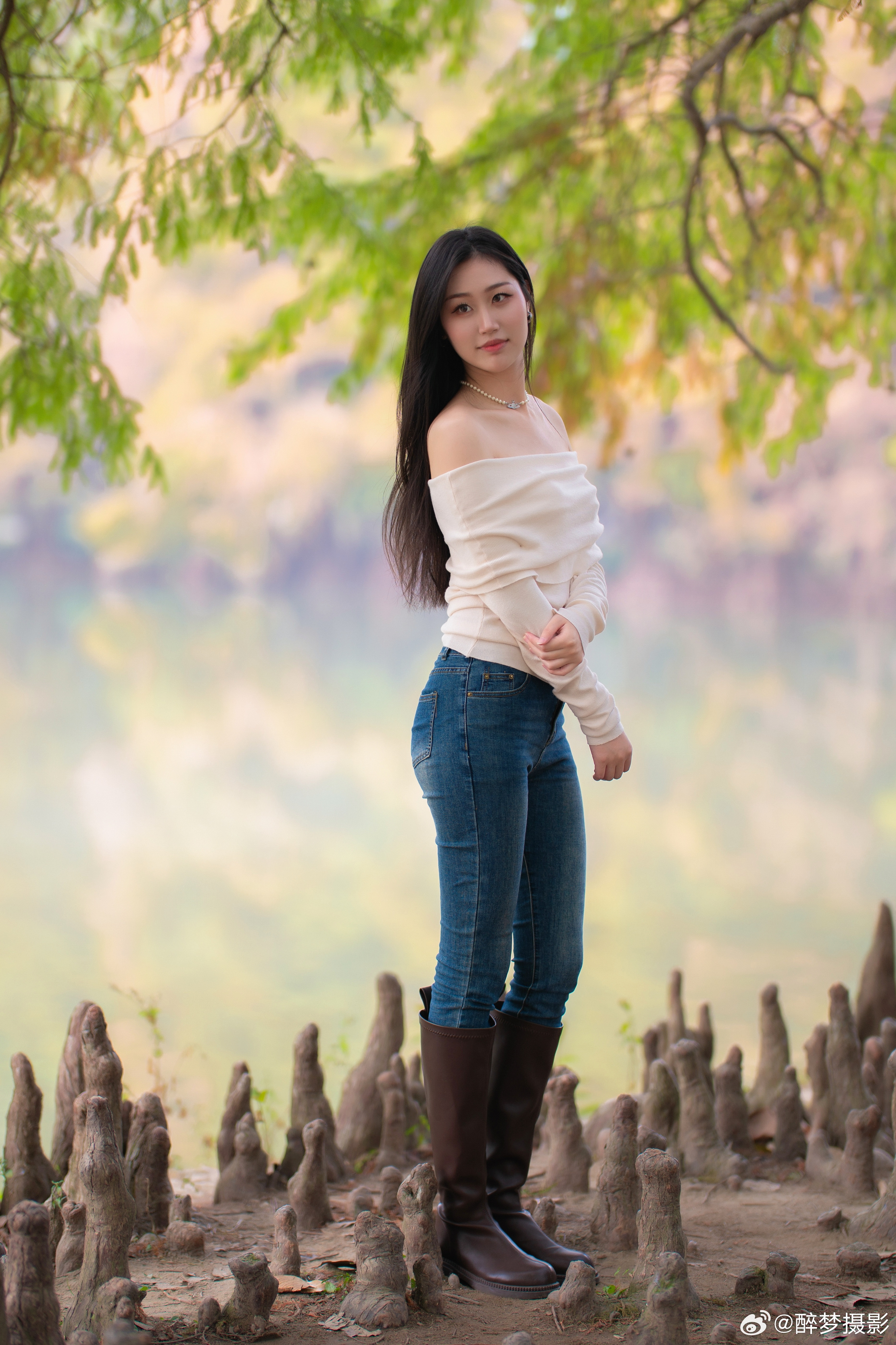 谁说植物园只能拍小清新？高妹一出场，树都成了陪衬，腿长才是C位。出镜：高妹地方