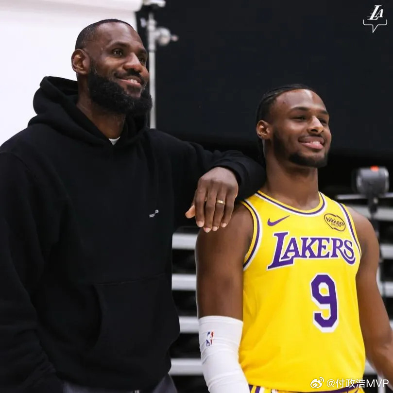 詹姆斯阵营立场正式曝光ESPN名记文霍森特透露，詹姆斯不会主动找湖人索要续约