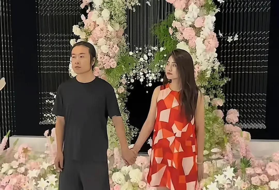 山东那个43岁的网红“阿拉丁狗蛋”要结婚了，我一看新娘的照片，愣住了，这根本不是