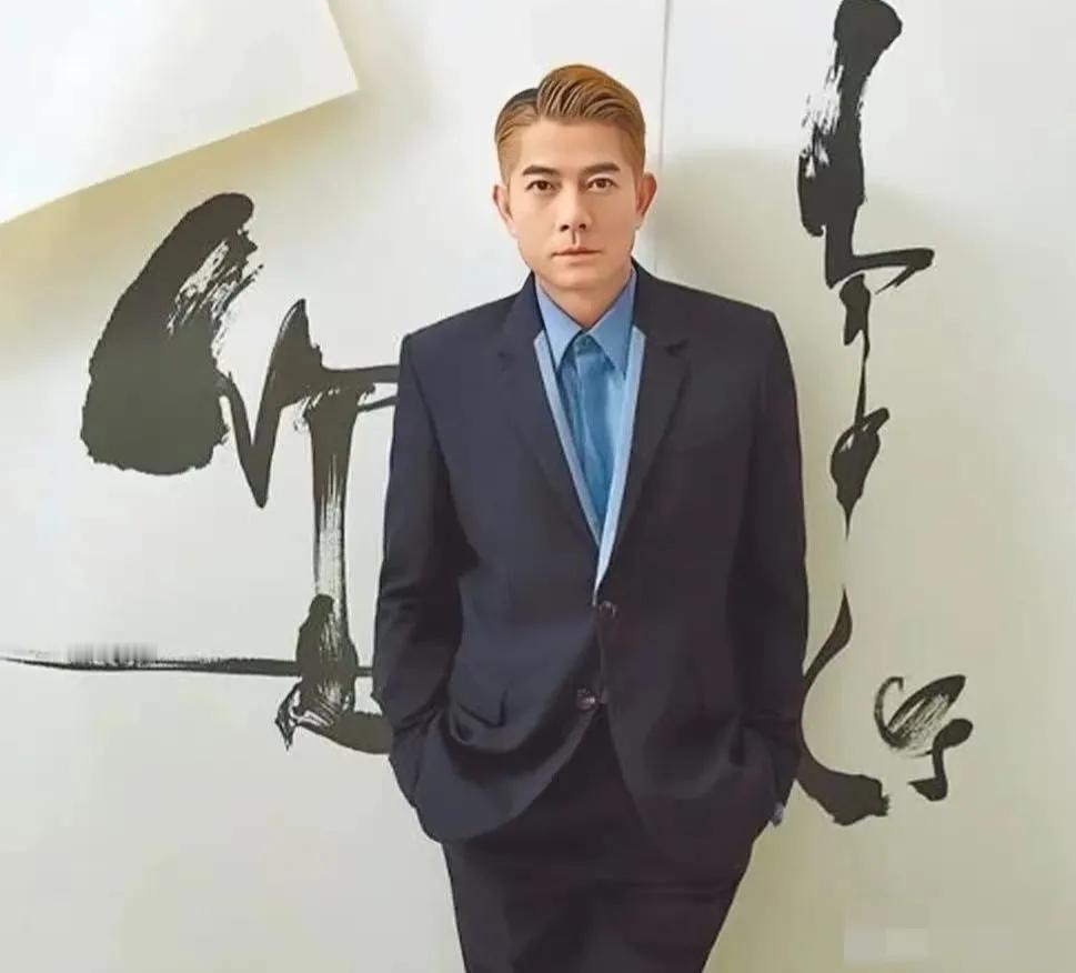 哇塞，原来郭富城不但能歌善舞，还写得一手好书法呀！早些年恰逢中秋，郭天王泼墨