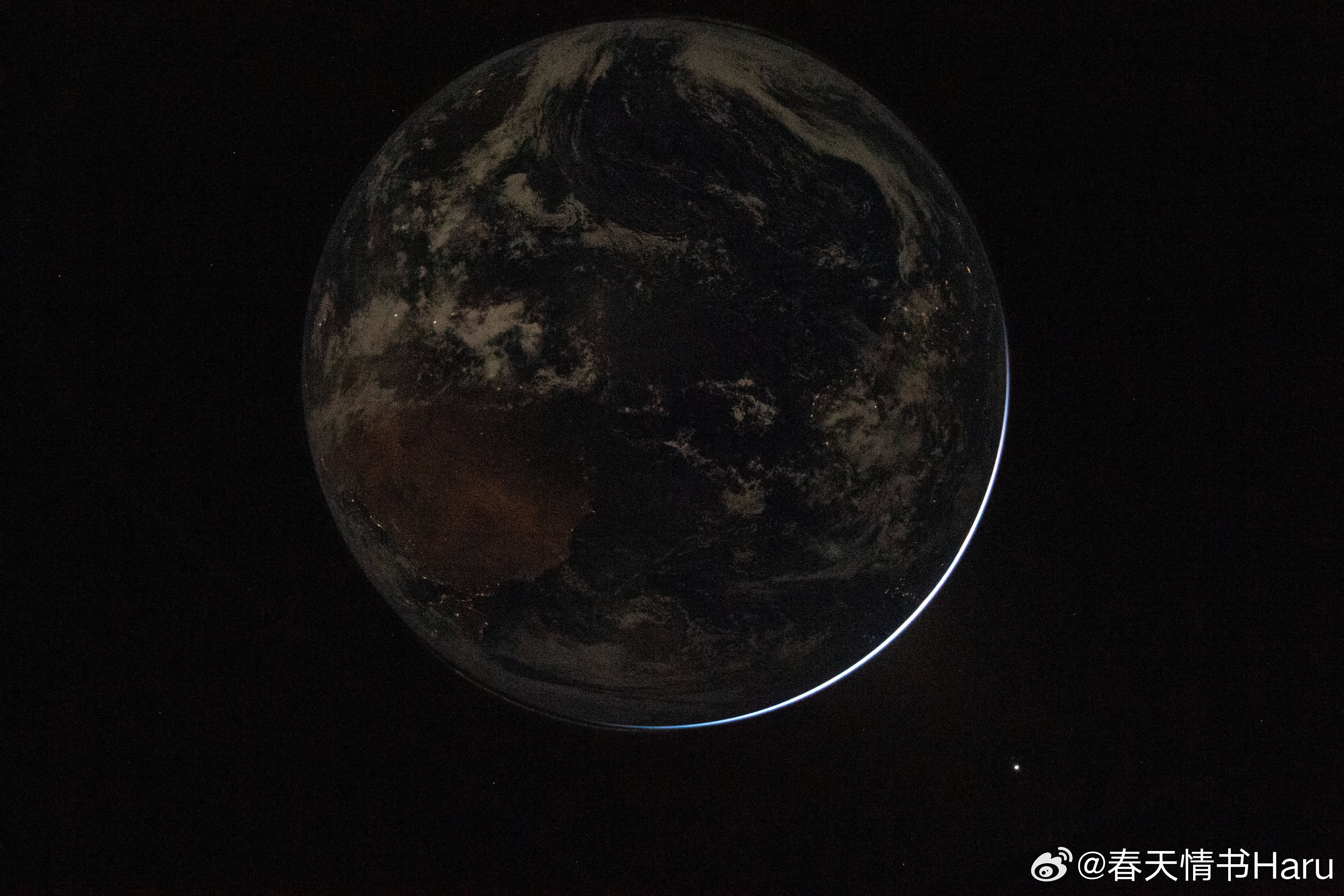 NASA发布了3张阿尔忒弥斯2号上宇航员拍摄的地球，最后一张图的配文很棒：即使身