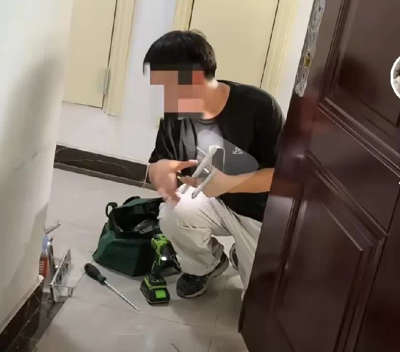 “开锁要这么黑吗？”一女子和孩子在外面玩，不小心把自己锁在外面了，她在美团上找了