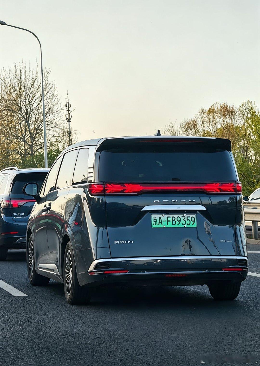 腾势D9下次换代，别的设计怎么改都行，唯独这个车尾的提臀造型，千万得保留。怎么看