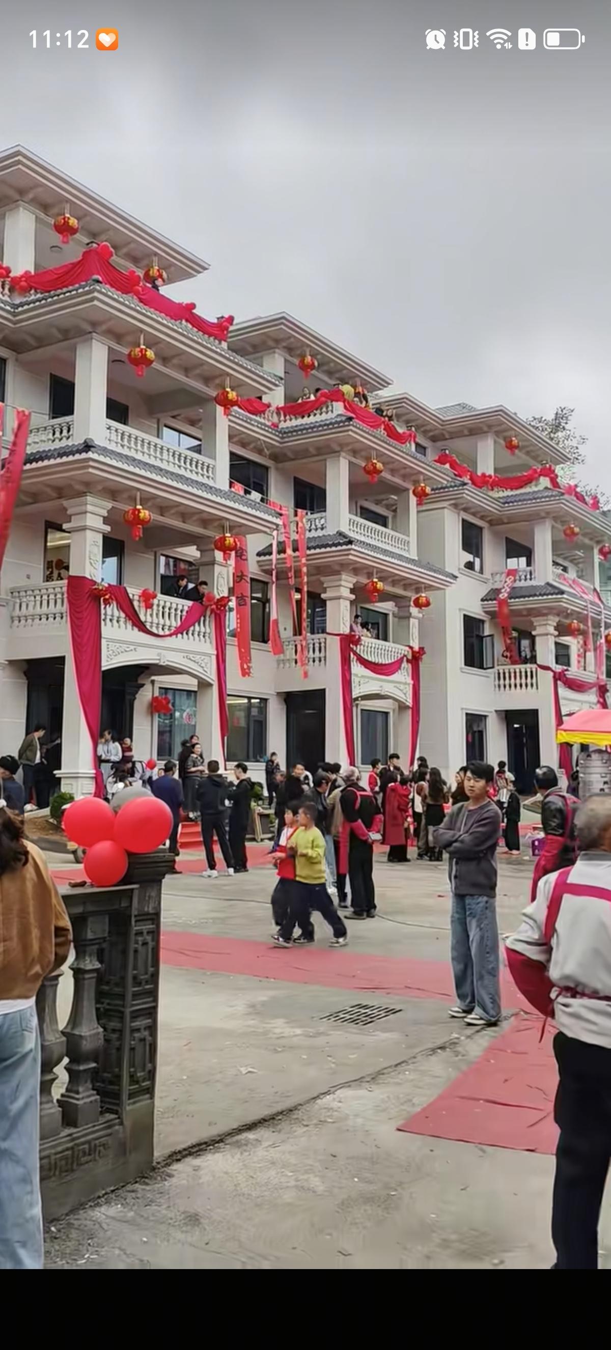 这应该是最有排面的乔迁宴席了，家里6个兄弟齐心协力一起盖了6栋联排别墅，村里人来