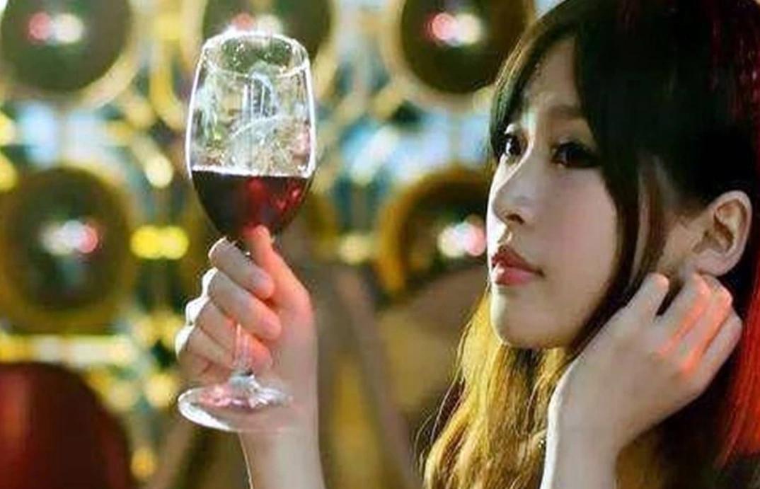 “温柔的陷阱！”据新晚报4月12日发布，江苏，小伙约美女吃饭一顿饭花了8280元