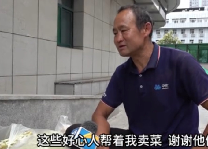 好暖心！山东，一男子在医院陪护患癌症的妻子，发愁地里的菜再不卖就要烂掉了，医护人