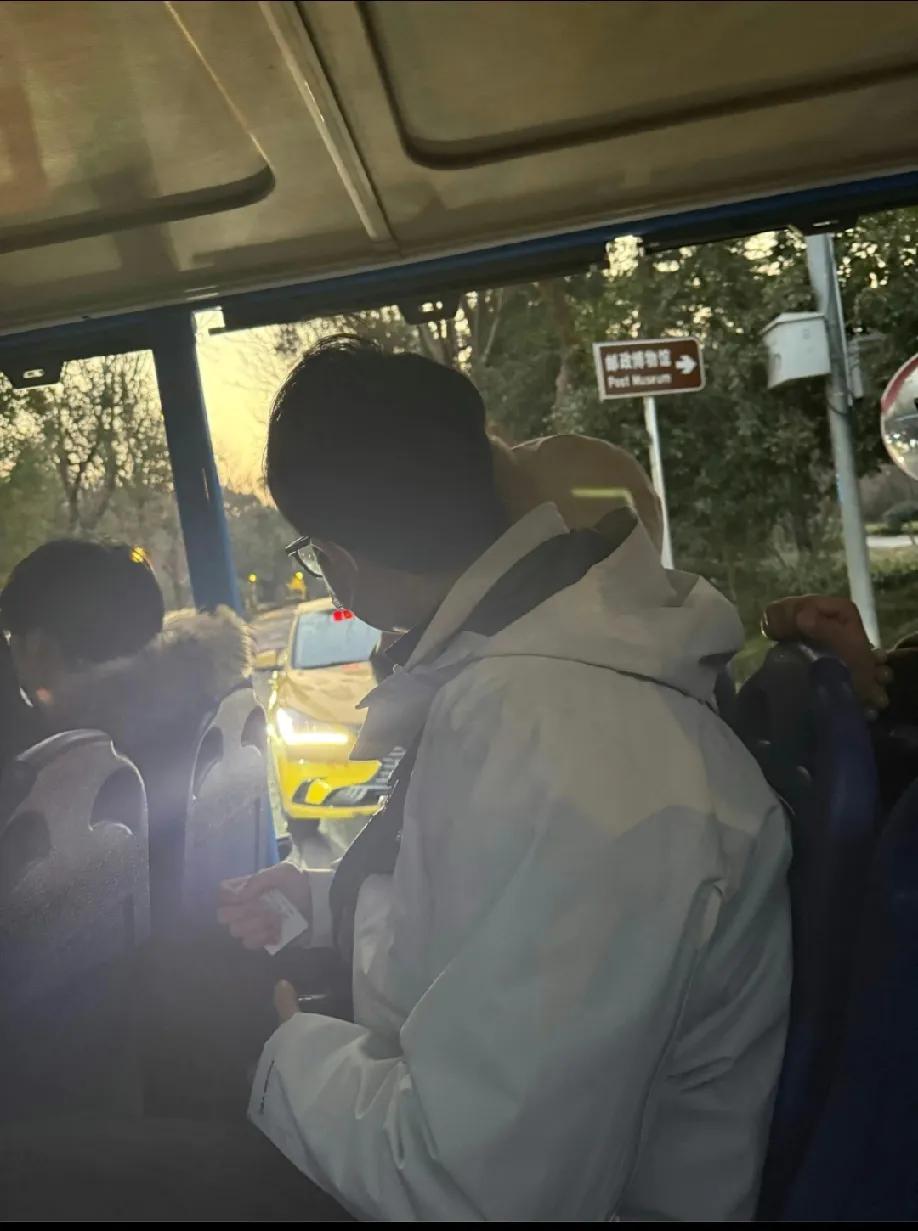 高考后懂事儿子打工记，看哭无数人高考结束仅3天，这位儿子的选择让妈妈泪目?