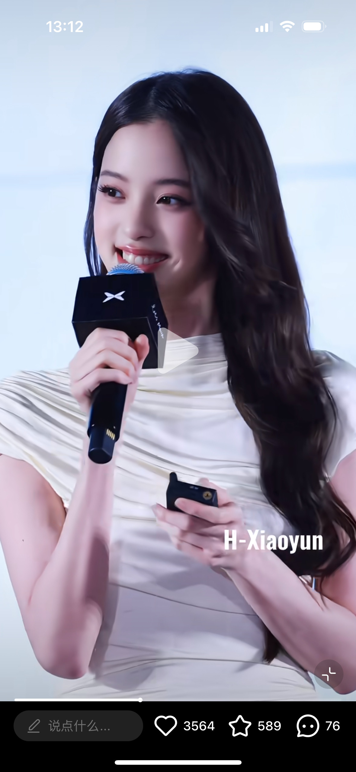 天呐….欧阳娜娜的笑线也太美了有些人笑起来人都变美几个level✨