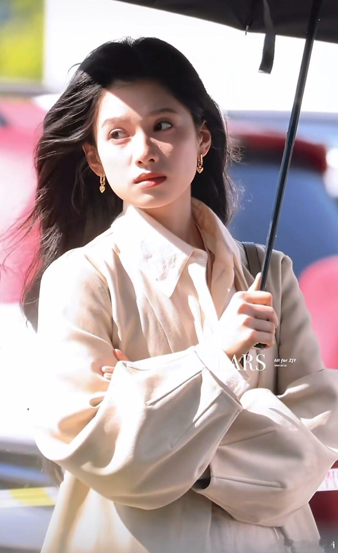 张婧仪《致我那菜市场的白月光》今日最新路透，撑伞的氛围感拉满了