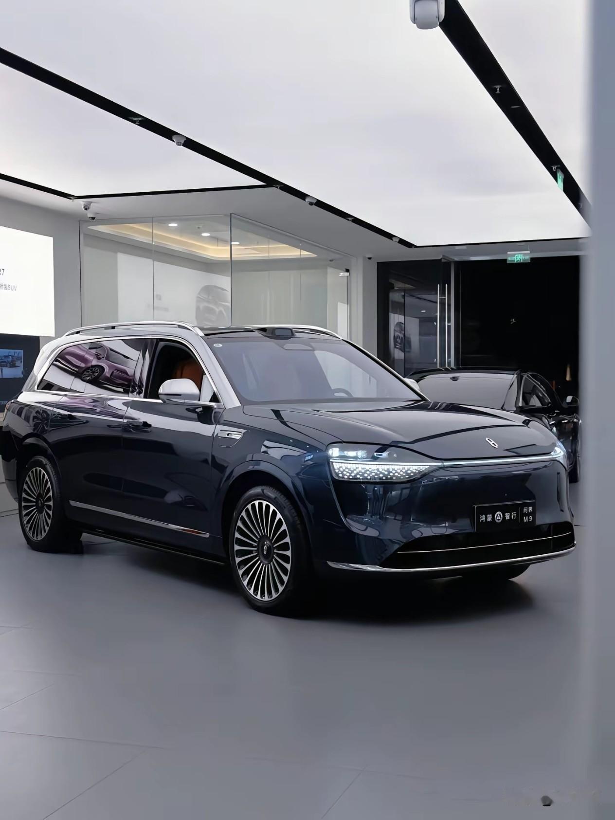 问界M9成为50万级别的销冠，并非靠“堆料”达成，而是凭借“体系”赢得。其核心优