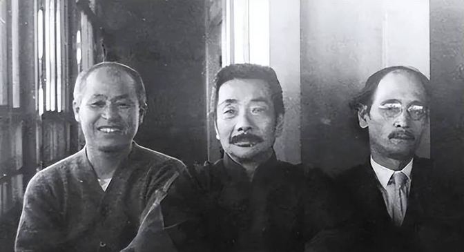 1936年10月20日，鲁迅去世的第二天，断交13年的二弟周作人仍然去上课。一个