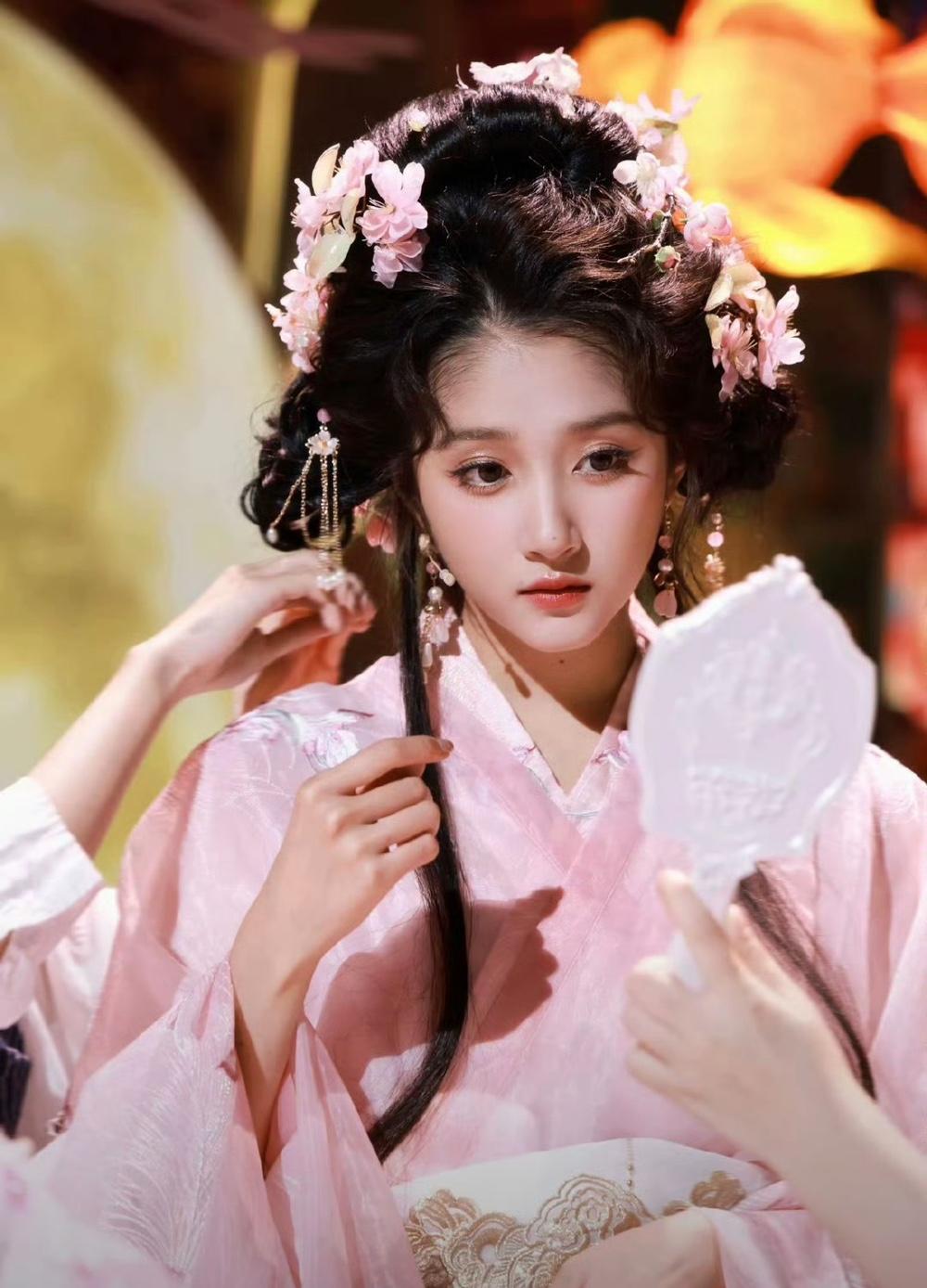 关晓彤这次口碑翻车真的不冤其实在娱乐圈，满族的明星也不少，比如关之琳也是瓜尔佳