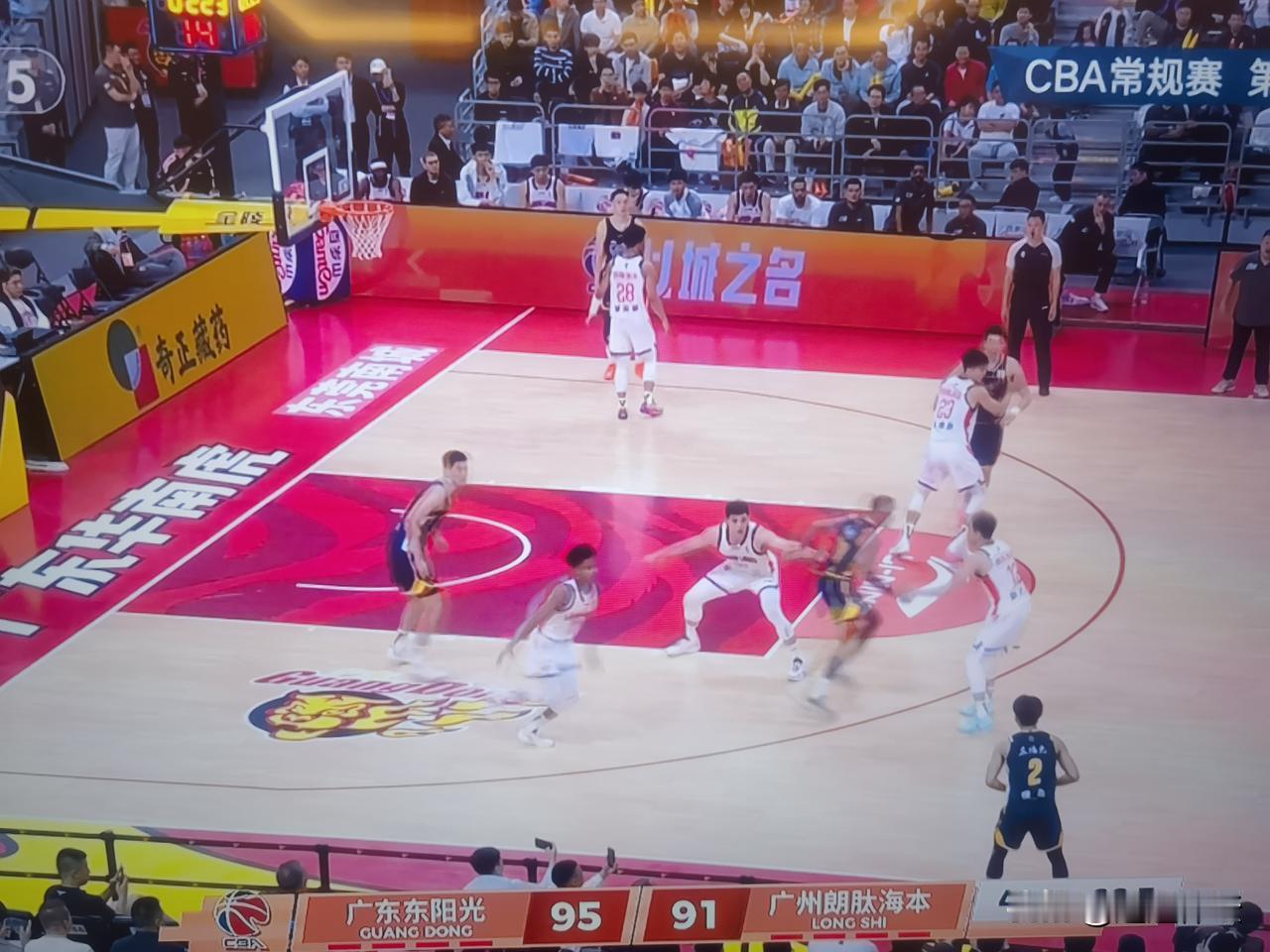 杜锋怒了！广东东阳光95：94战胜广州队！看到这样的比分，杜锋怒了！最后差一点让