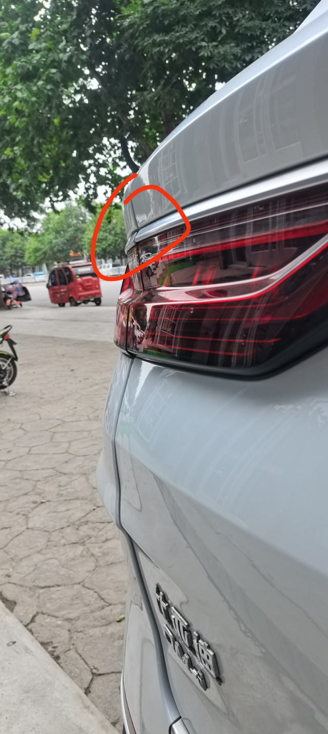 宋plusdmi后备箱没对齐左边的对齐了，右边的没对齐！你们的也是这样么？