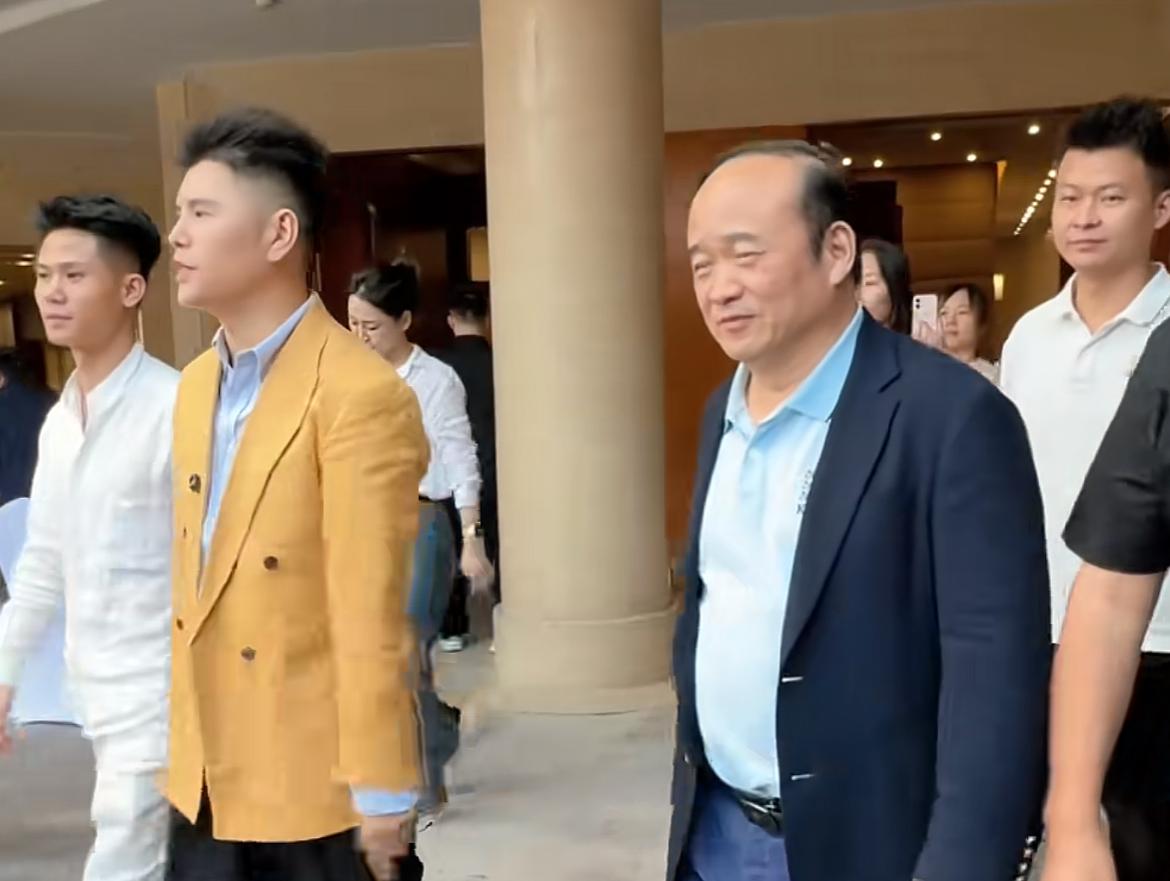 李国庆兰世立真“丢面”！与一群网红聚在一起，充当他们的流量筹码，就连所谓的“玄