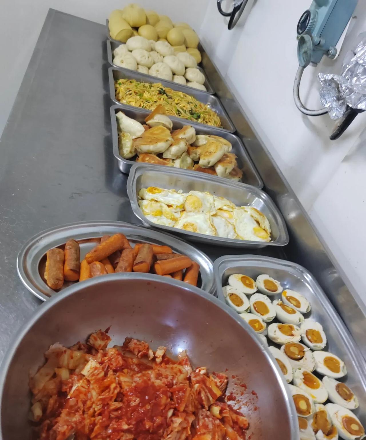 忙完了早餐，我就去吃饭了，突然厨房的电话响了，大台过去接的，我虽然在餐厅吃饭，但