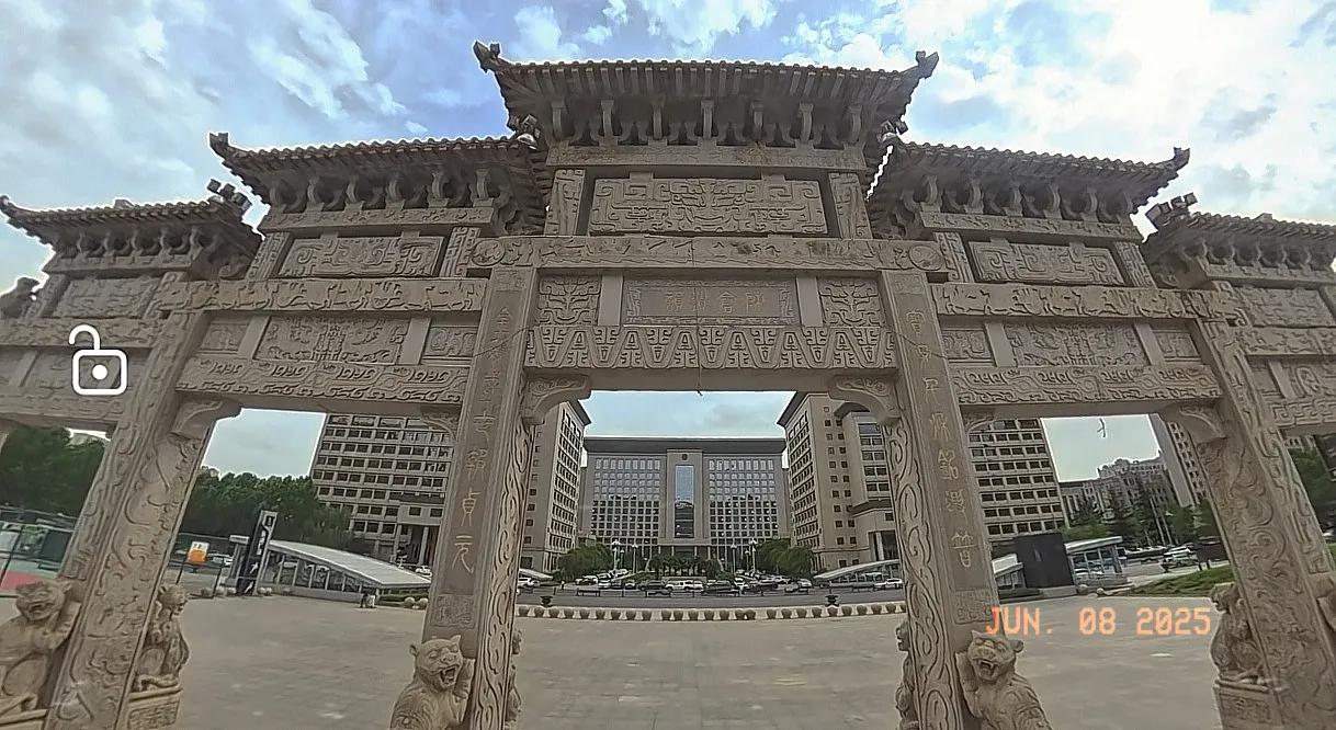 十三年前的二Ο一二年宝鸡行政中心北广场变成了盛世广场。望着蟠龙塬，宝鸡有了登上北