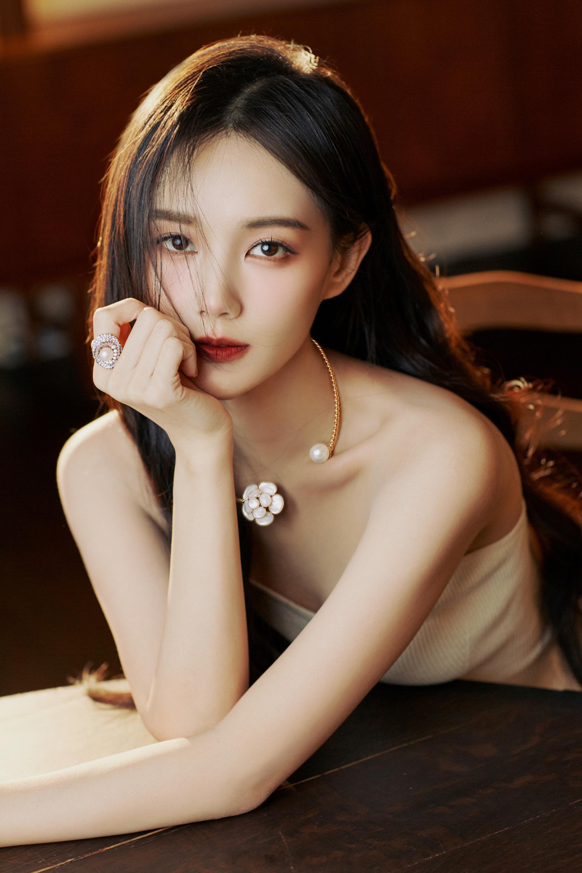 李一桐白色穿搭魅力写真