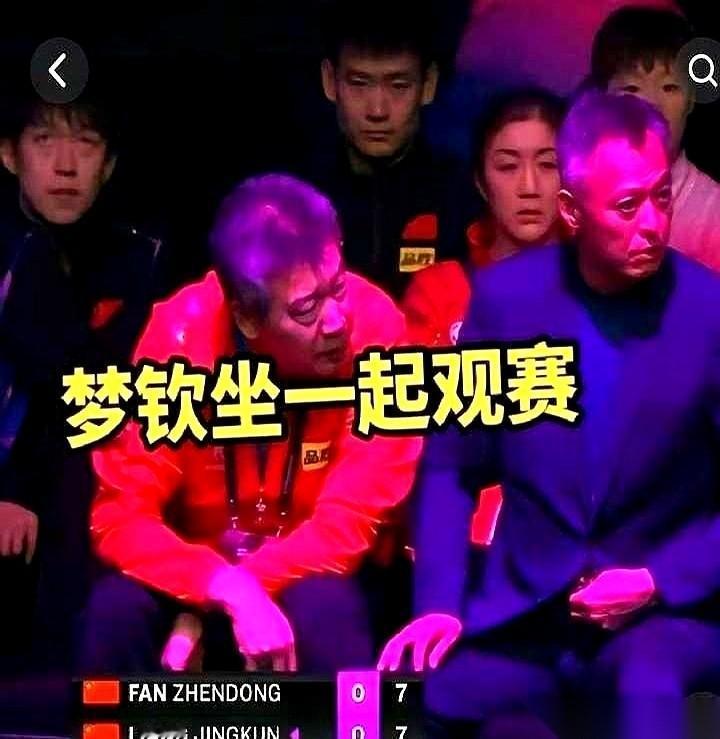 刷到陈梦给马琳系鞋带那张图，我没看陈梦，也没看马琳。我死死盯着旁边樊振东那个表