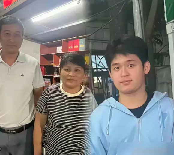 林诗栋妈妈太清醒了！儿子拿了冠军，妈妈不采访，不露面，安安静静卖面，林诗栋拿几十