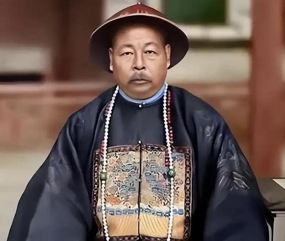 左宗棠倒插门进了周家，连生三个女儿后，妻子劝他纳妾，左宗棠死活不肯，岳母说：“要