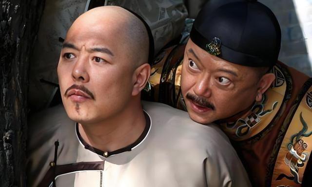 1799年，乾隆去世，和珅痛失老主，在出殡前趴在地上痛哭，突然，几个士兵从帘子后