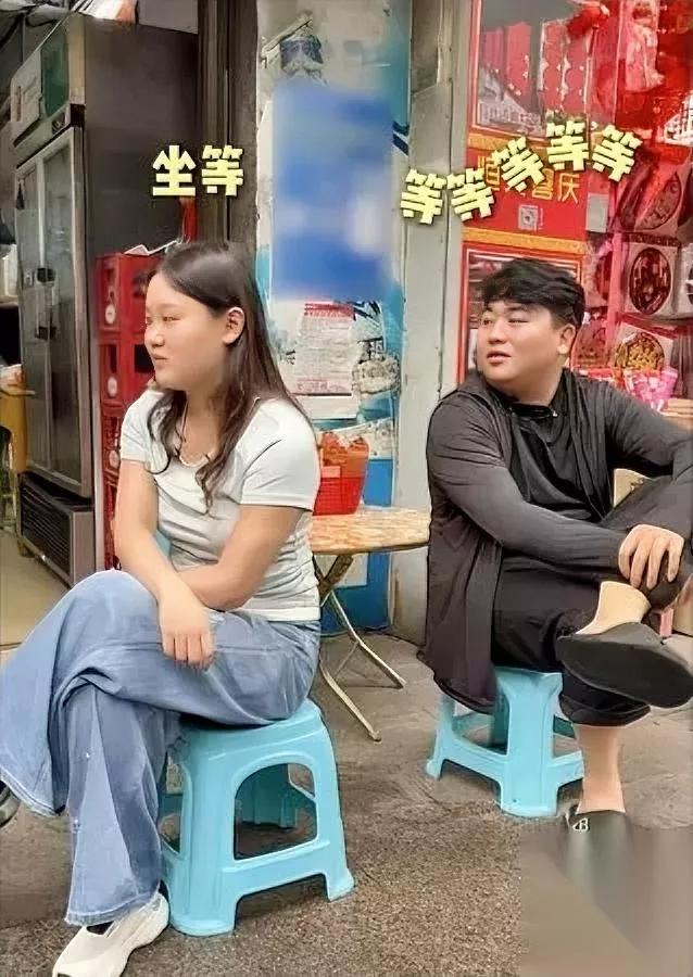 全红婵爸爸绝了穿拖鞋见张家齐网友反倒夸爆了？现在好多人待客总被“要精