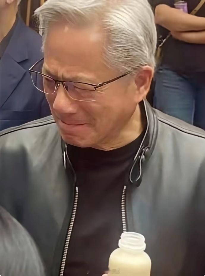 哈哈哈哈哈，看老黄以后还敢不敢随便乱喝别人给的东西！黄仁勋喝豆汁儿直皱眉