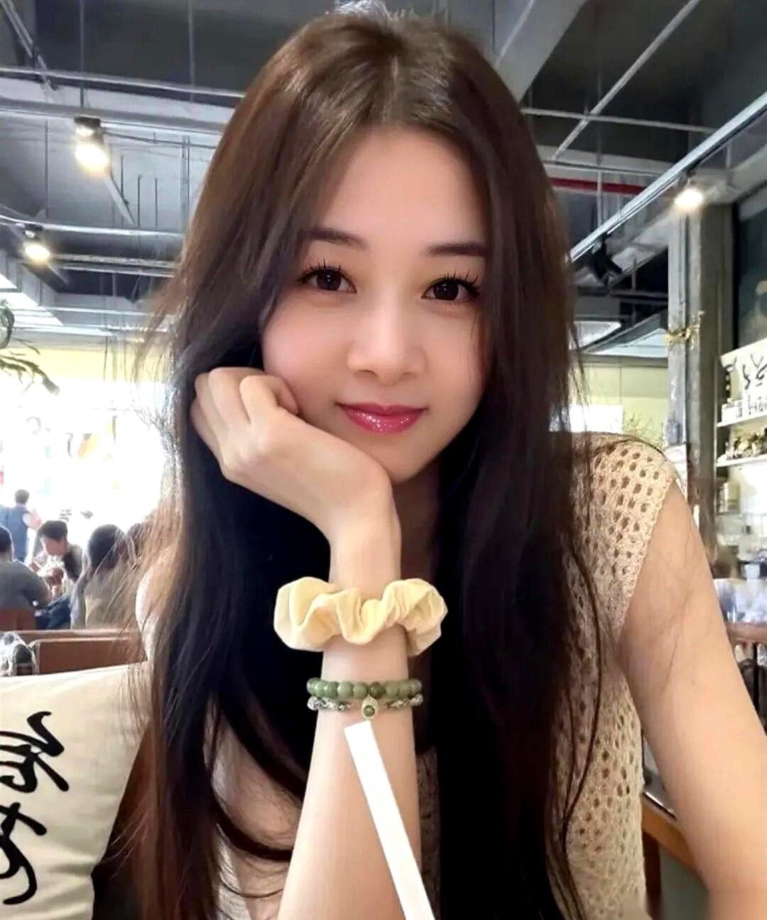 月薪三千，房租一千二，助学贷款雷打不动扣掉一千。剩下的八百块，就是这个老家姑娘