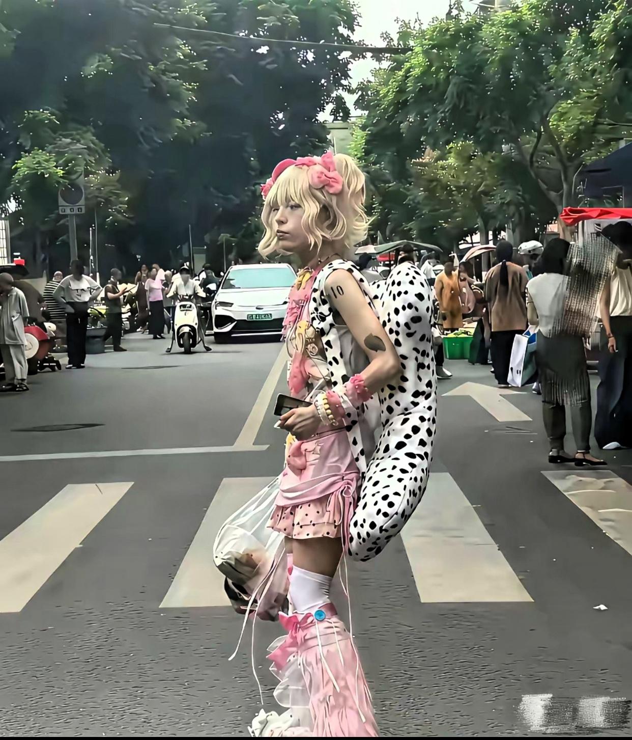 看到网友发的这张照片，女孩子的装扮不知道是从事什么职业，反正机关、事业单位、还有