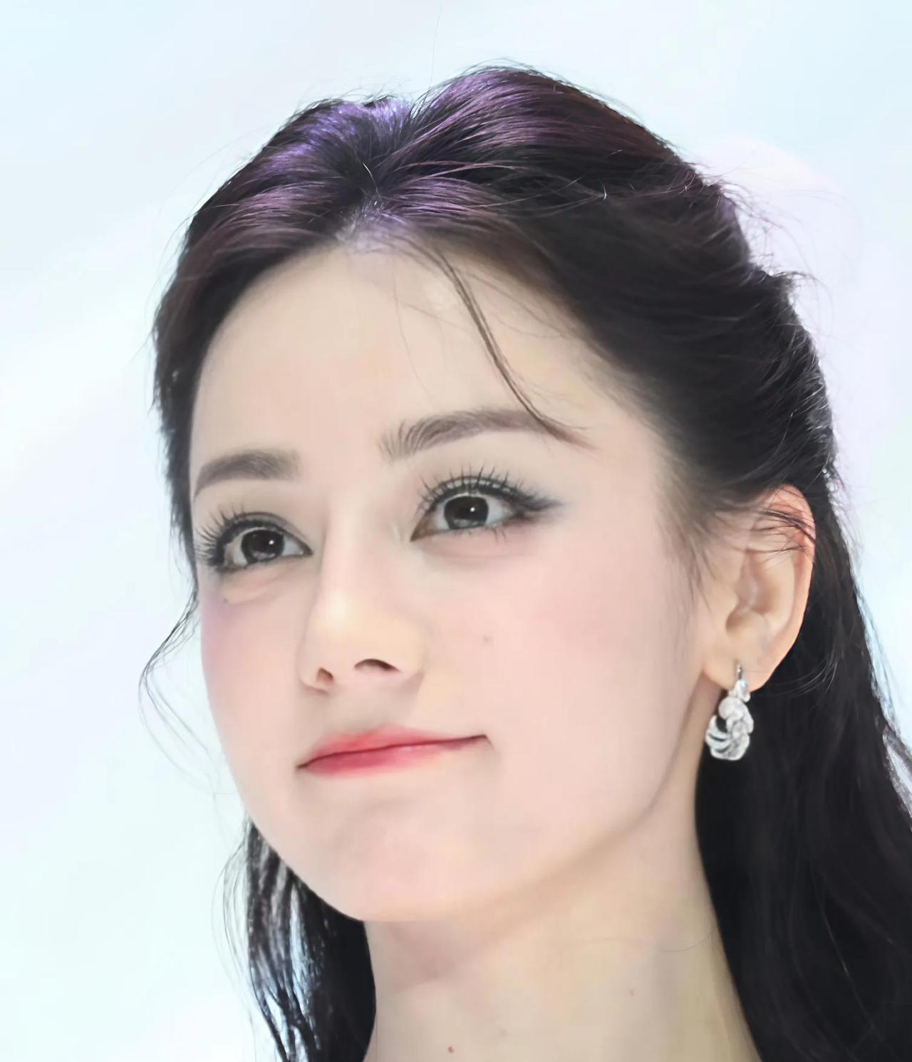 我表妹线下亲眼见过迪丽热巴，她说迪丽热巴本人跟我们电视上见到的不一样！！她本